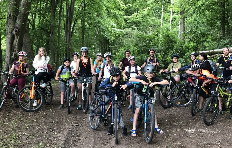 Die Orcas machen eine Radtour.