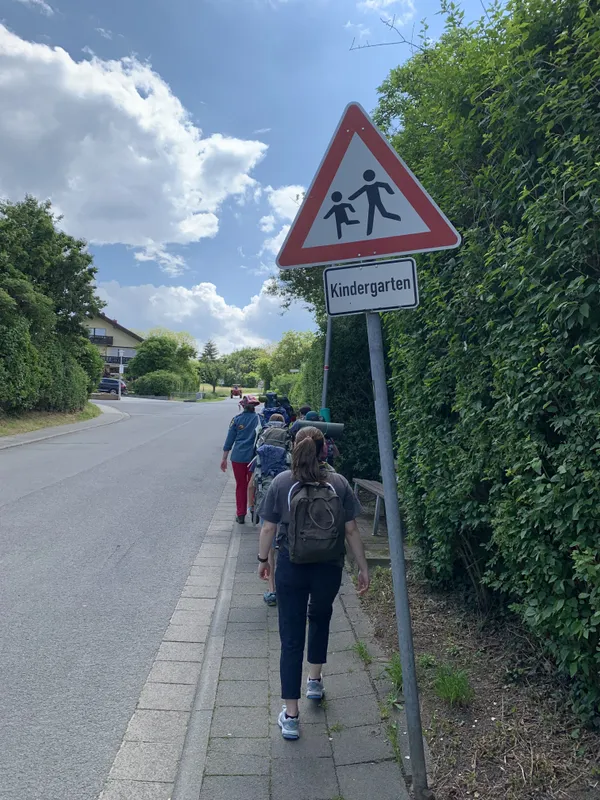 Die Tiger auf ihrer Wanderung.