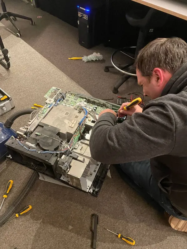 Versuche den Fehler zu finden und den Beamer zu reparieren.