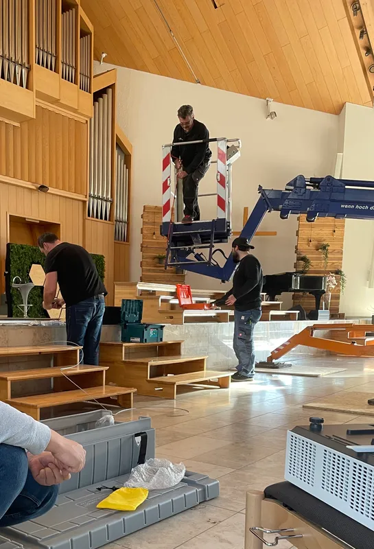 Betriebstechniker der Schule und das Gemeinetechnikteam, die in der letzten Woche die Leinwand zum "fliegen" bringen.