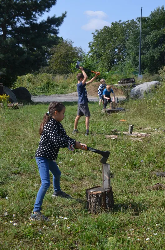 Holzhacken.