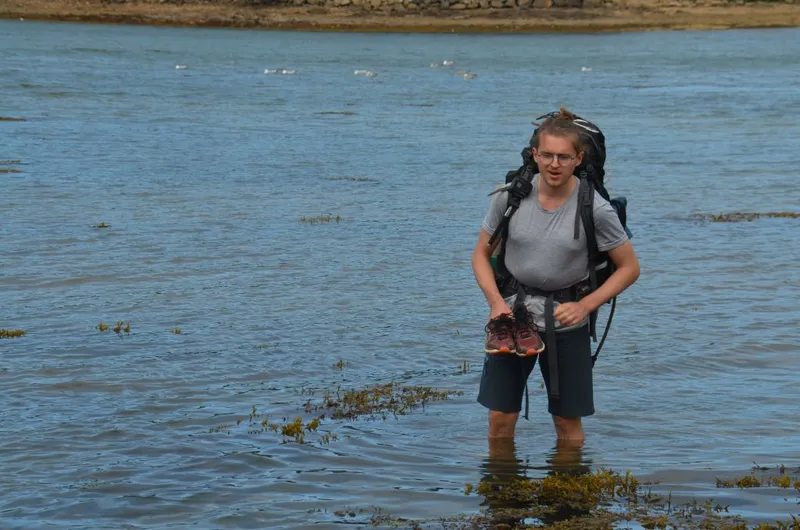 Manche Wanderwege führen durchs Meer.